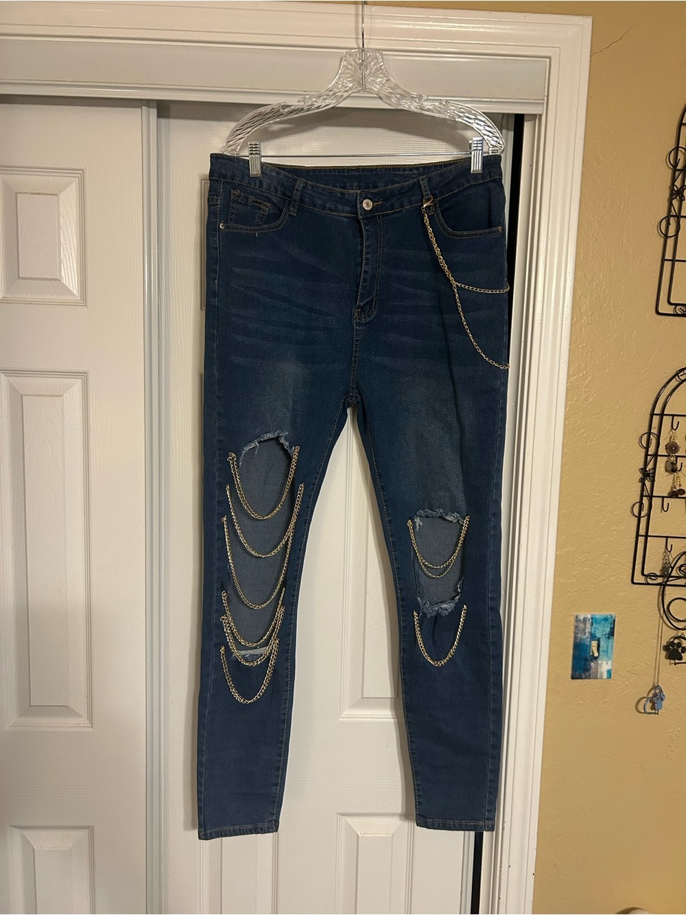 NWOT Women’s Dark Blue Distressed Skinny Jeans with Chain Detail